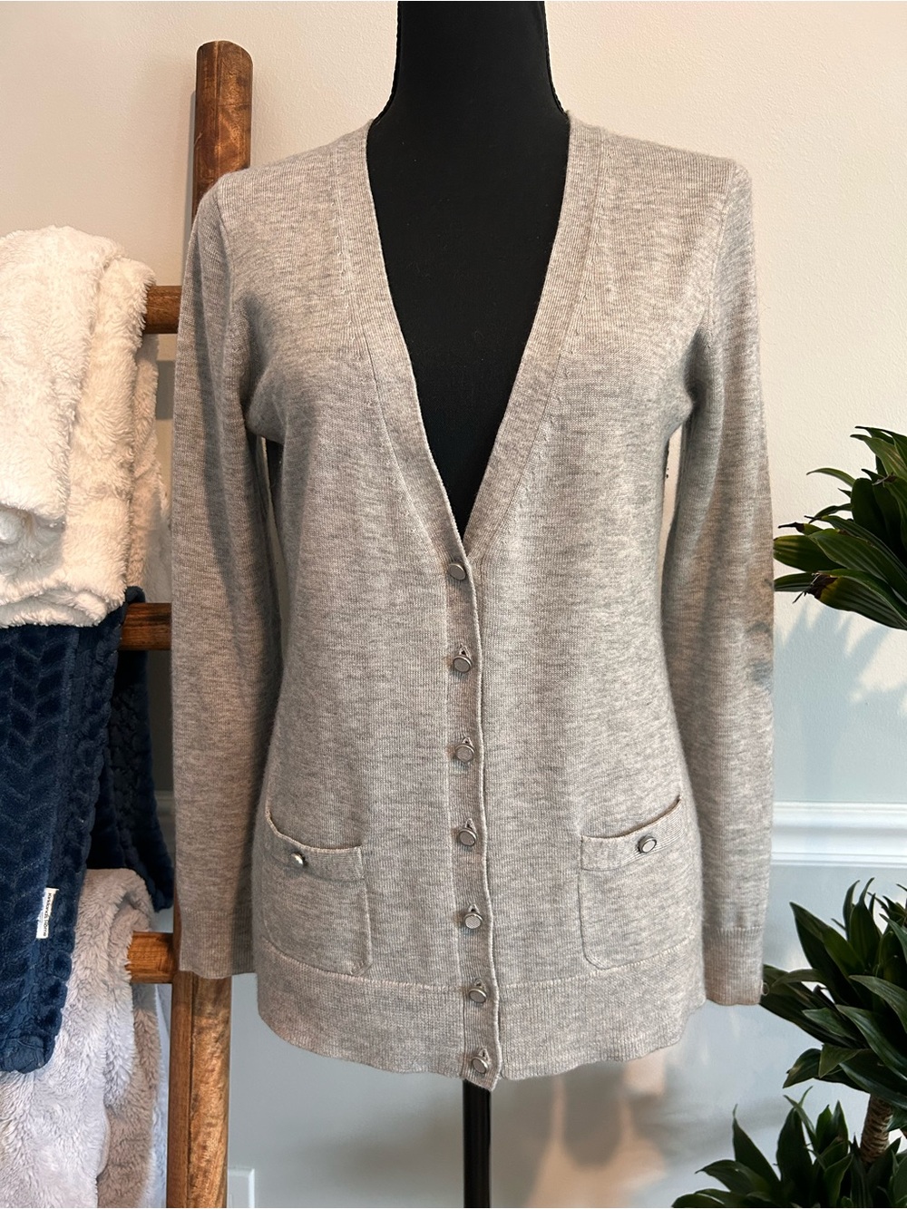 Banana Republic Light Heather Gray V-Neck Button Cardigan Sweater Size Medium